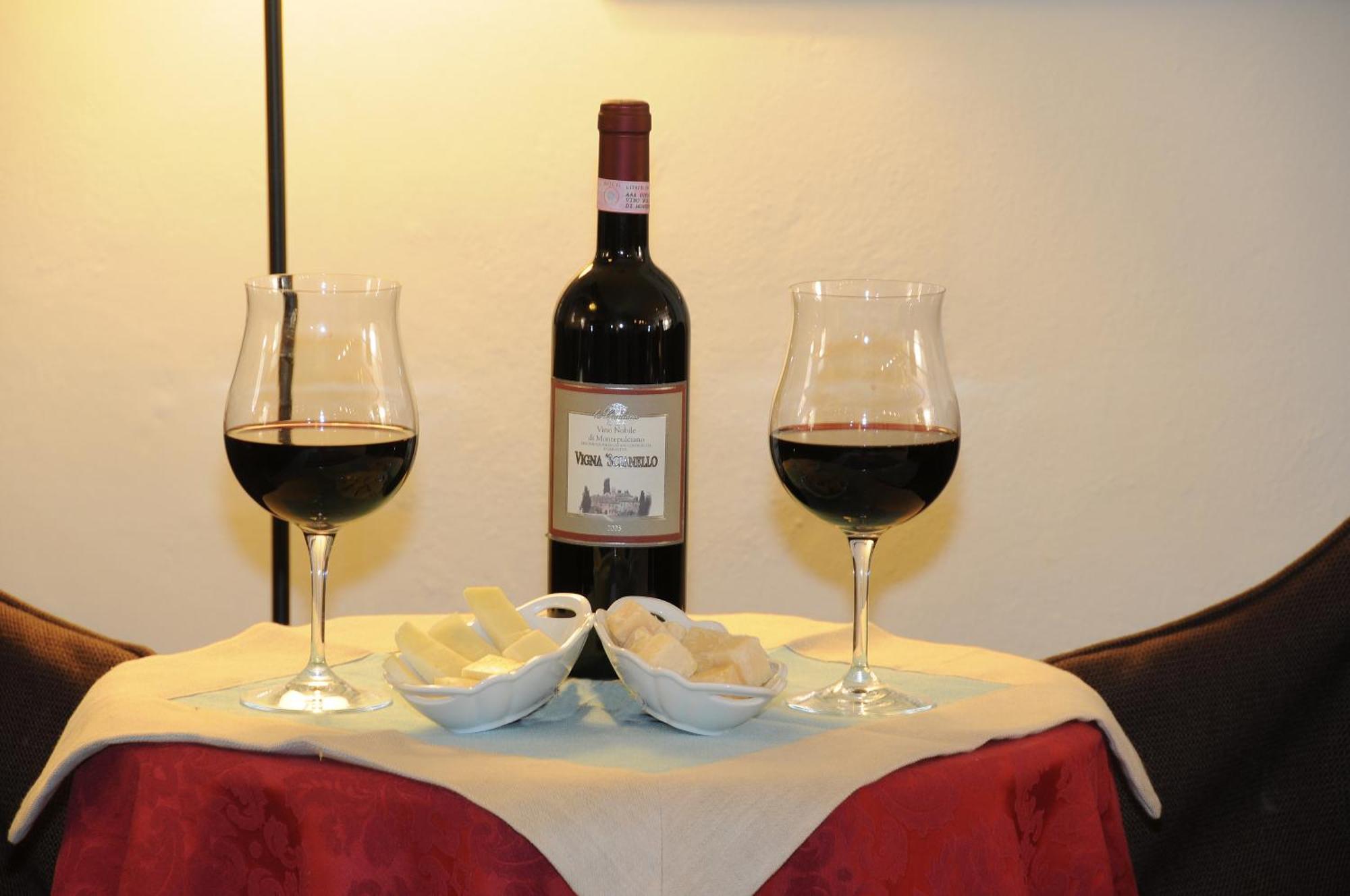 Montepulciano Stazione Albergo Duomo מראה חיצוני תמונה
